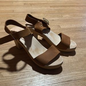 bryr clogs. size 39 i don’t remember the name